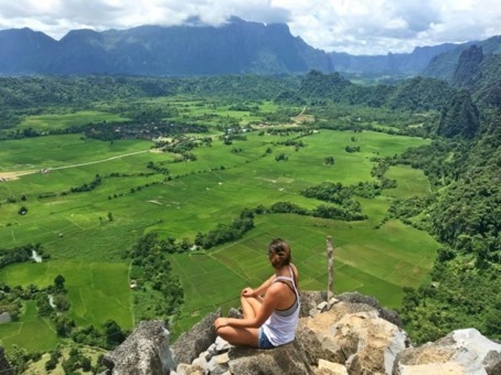 Vang vieng : Vang Vieng est une petite ville au bord de la rivière au Laos, autrefois connue comme centre de fête pour les randonneurs.